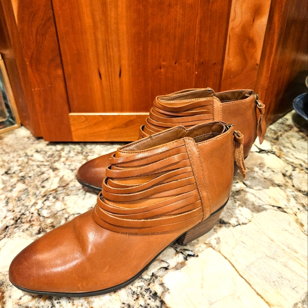 CLARK Ankle Boots - Picture 2 of 8